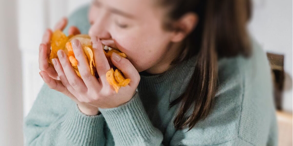 Kompulsywne objadanie się – objawy, przyczyny i skuteczne leczenie w 2025 roku [Poradnik]