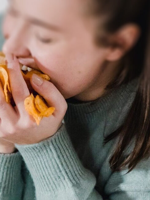 Kompulsywne objadanie się – objawy, przyczyny i skuteczne leczenie w 2025 roku [Poradnik]